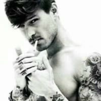 左手咖啡，右手烟