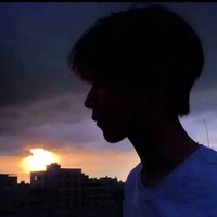 夕阳下的人